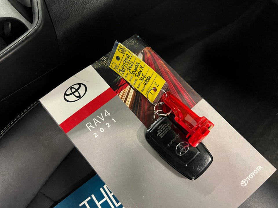 Used 2021 Toyota RAV4 XLE Premium image 38