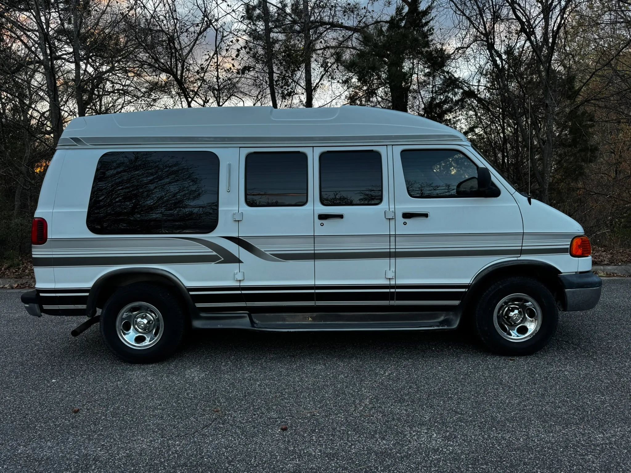 Used 2000 Dodge B1500 Van RWD image 5