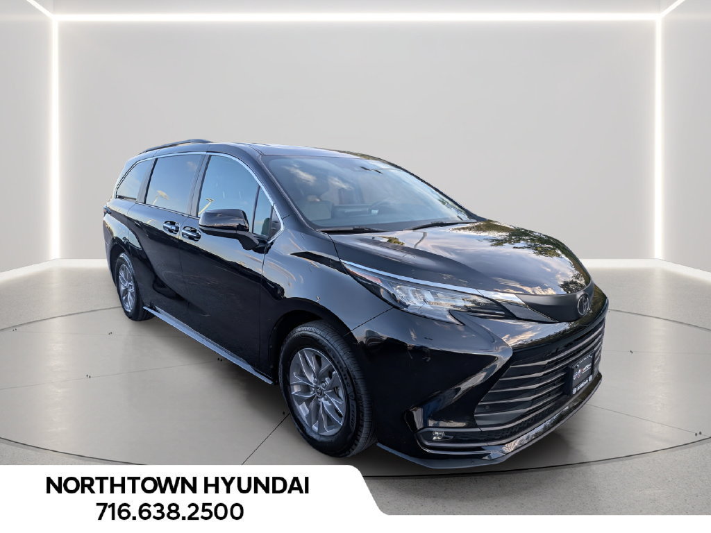 Used 2026 Toyota Sienna XLE FWD image 11