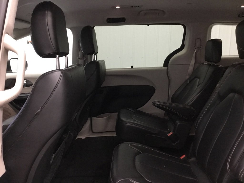 Used 2023 Chrysler Pacifica Touring-L AWD/4WD image 12