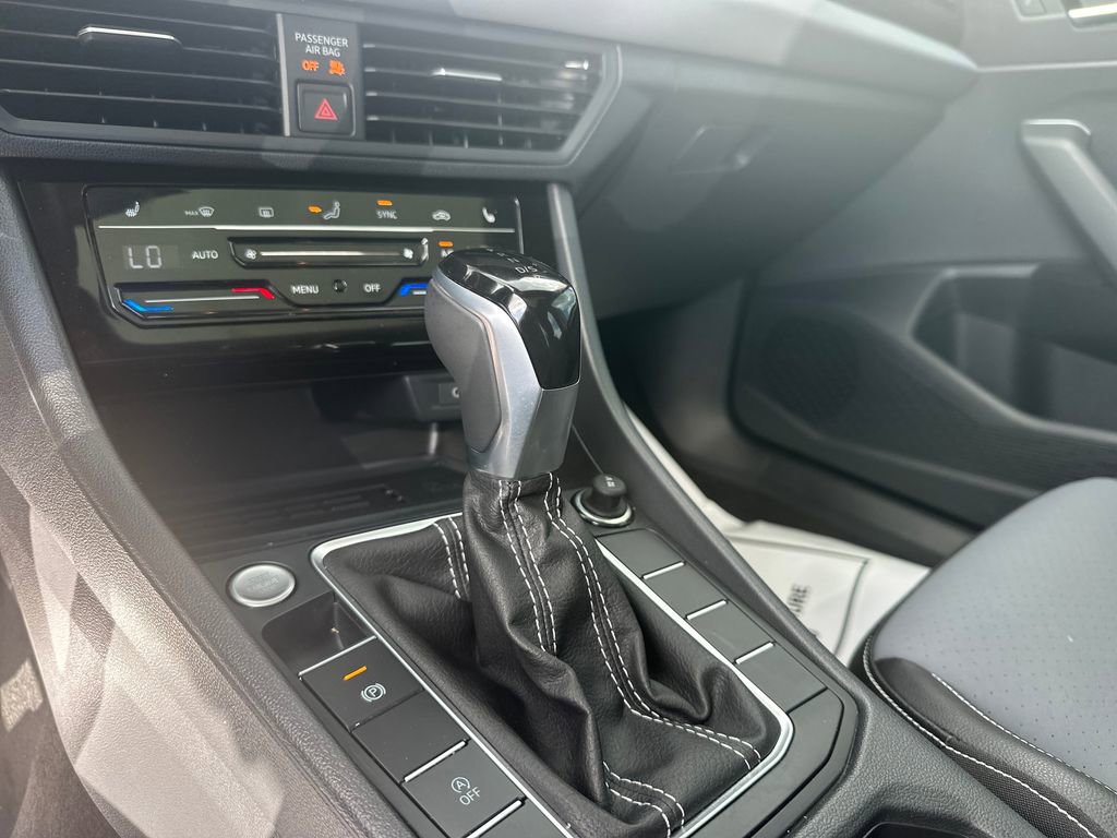 Used 2025 Volkswagen Jetta SE w/ Sunroof Package FWD image 23