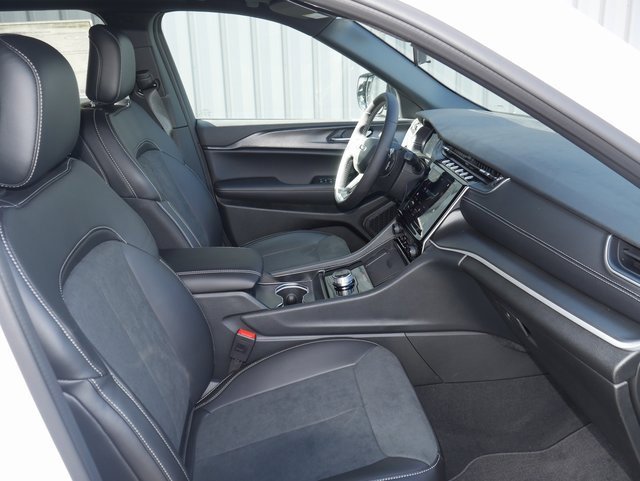 New 2025 Jeep Grand Cherokee Altitude image 27