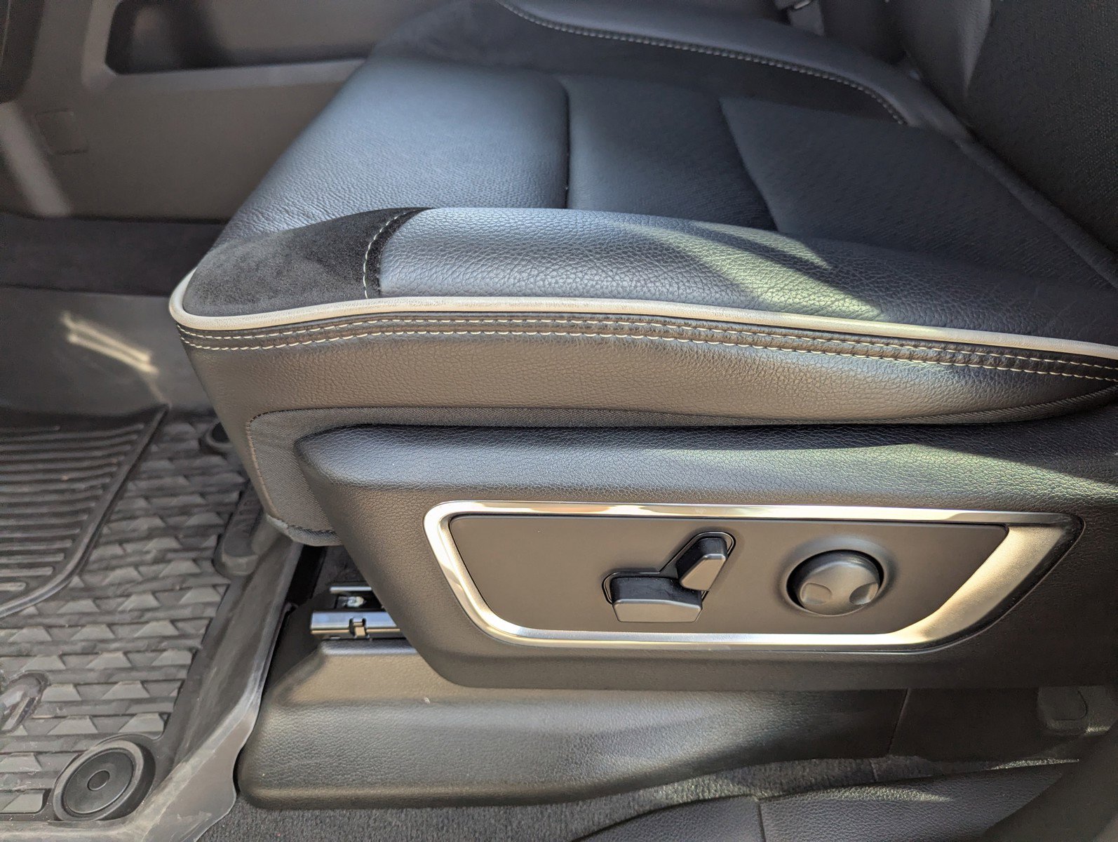 Used 2026 RAM 1500 Laramie w/ Night Edition image 29