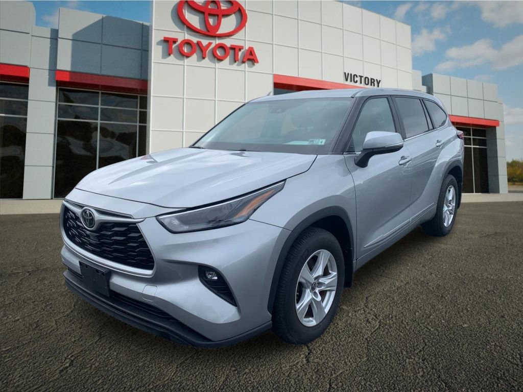 Used 2023 Toyota Highlander LE image 7