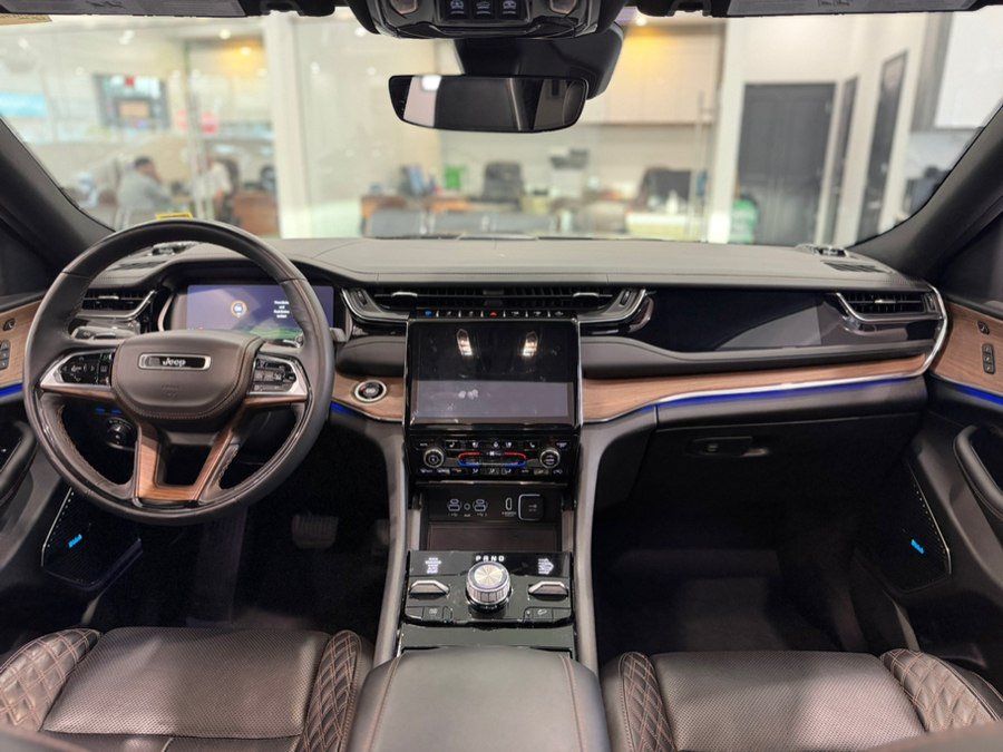 Used 2023 Jeep Grand Cherokee Summit w/ Luxury Tech Group V AWD/4WD image 21