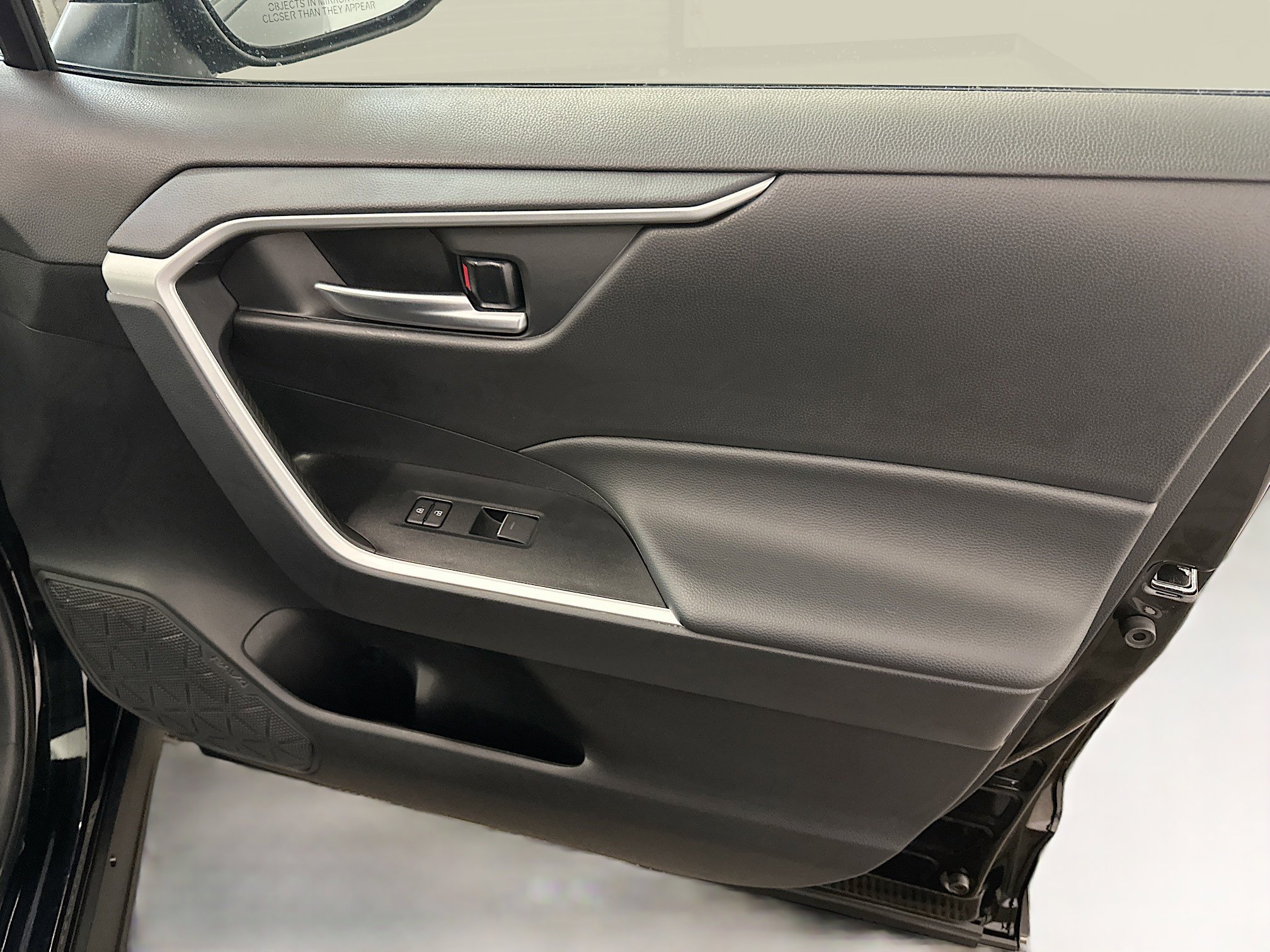 Used 2025 Toyota RAV4 XLE image 33