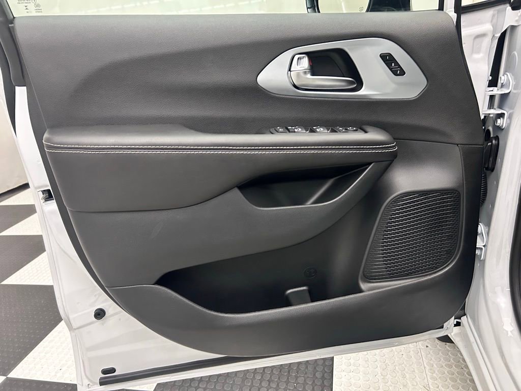 New 2026 Chrysler Pacifica Limited w/ S Appearance Package image 11