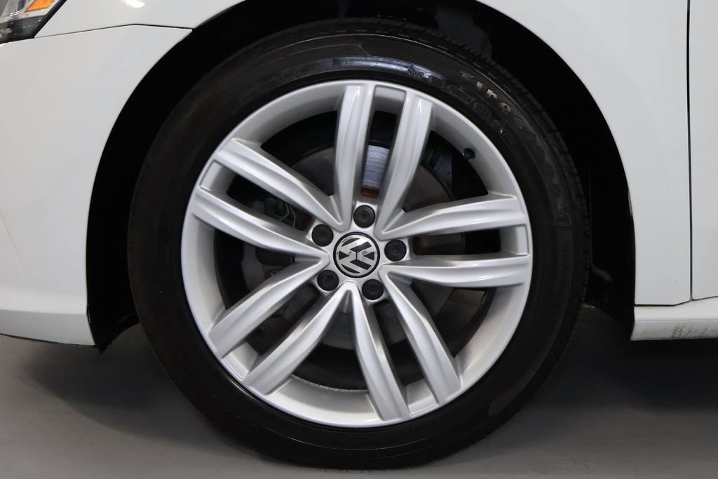 Used 2018 Volkswagen Passat 2.0T SE FWD image 32