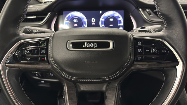 Used 2022 Jeep Grand Cherokee Overland w/ Luxury Tech Group IV AWD/4WD image 16