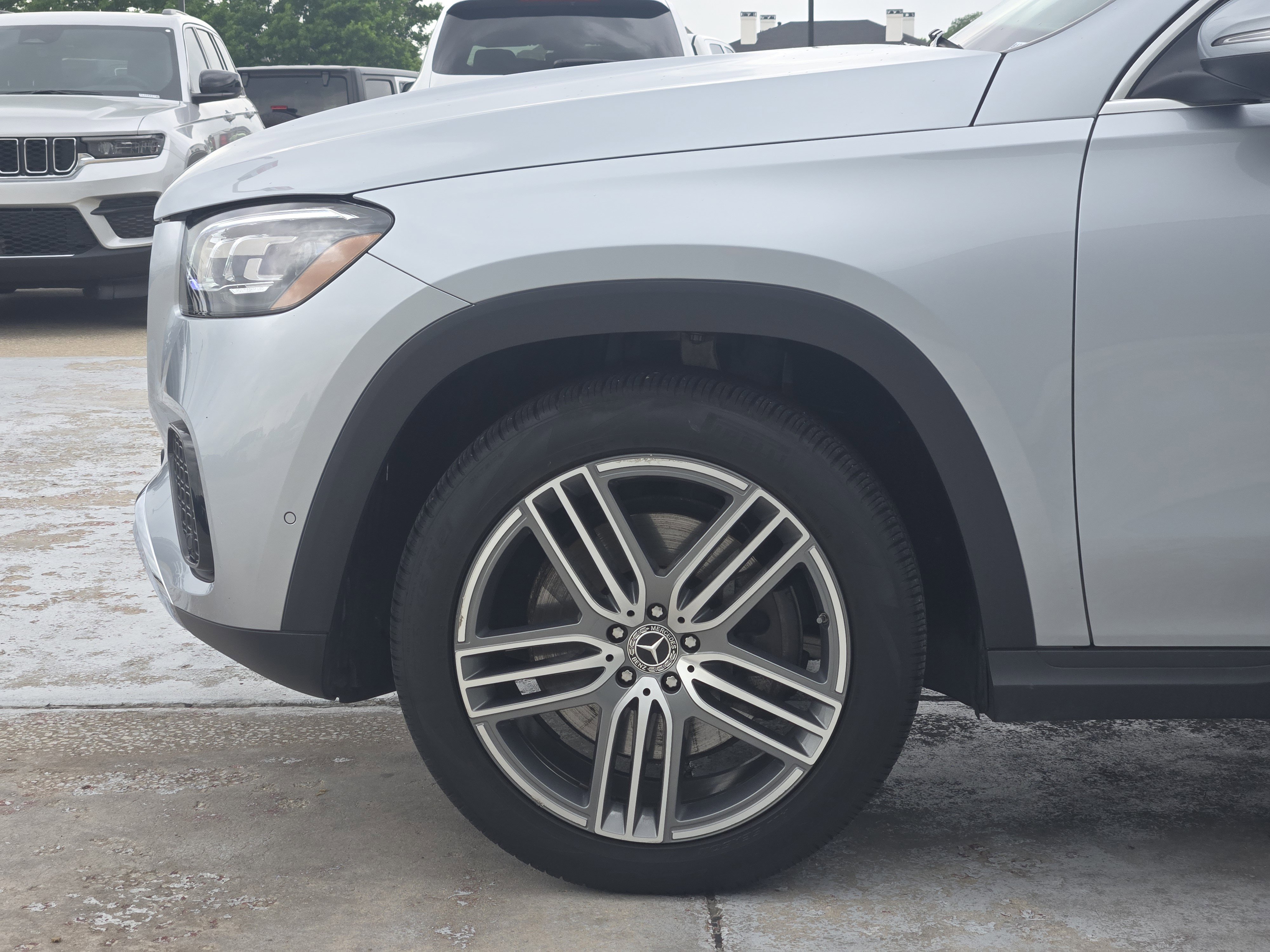 Used 2025 Mercedes-Benz GLS 450 4MATIC image 9