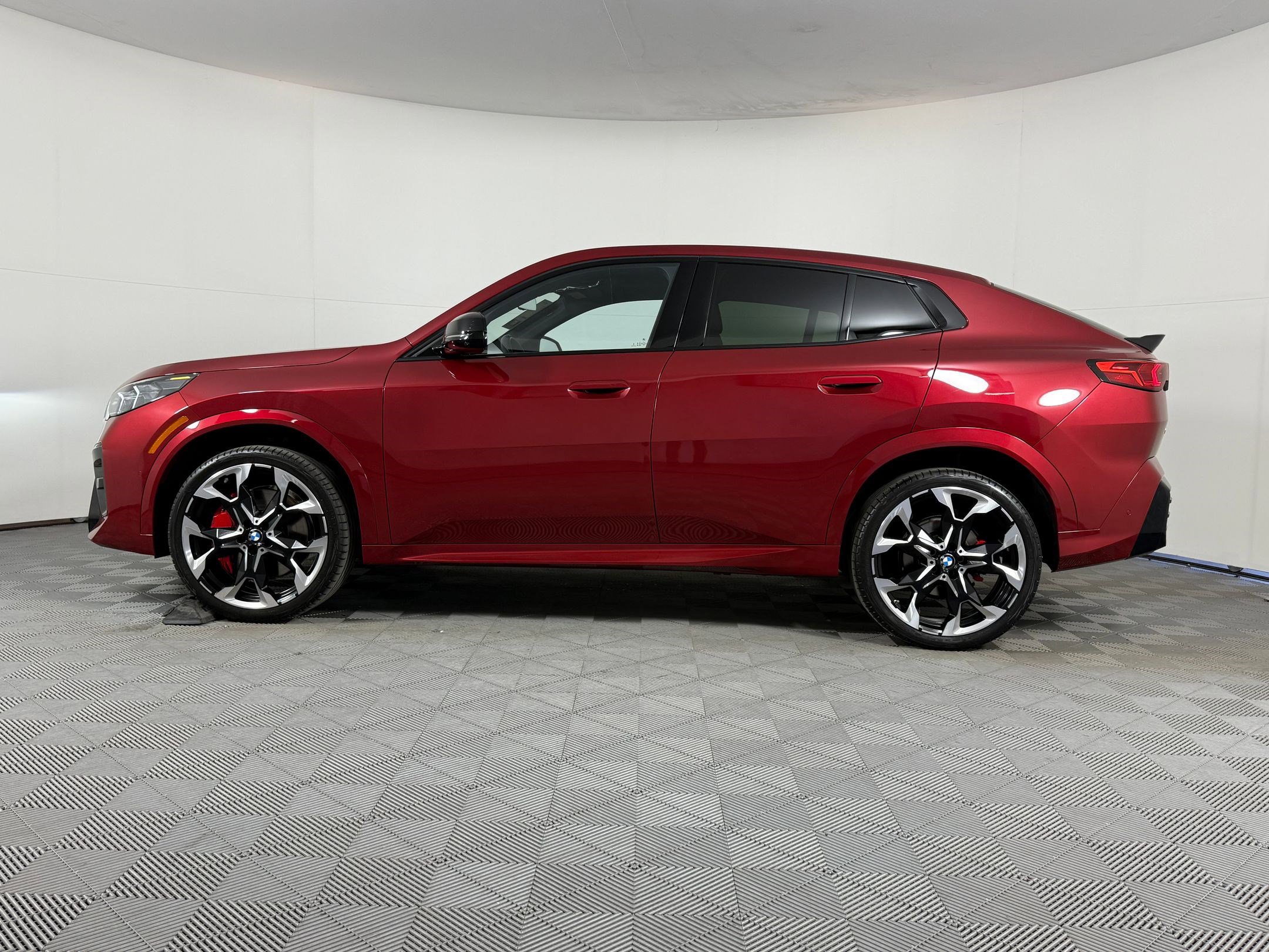 Used 2025 BMW X2 xDrive28i w/ Premium Package image 2
