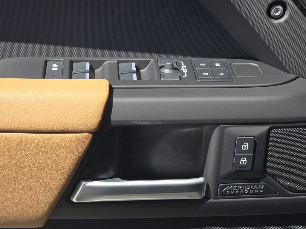 New 2026 Land Rover Defender 110 X-Dynamic SE AWD/4WD image 29
