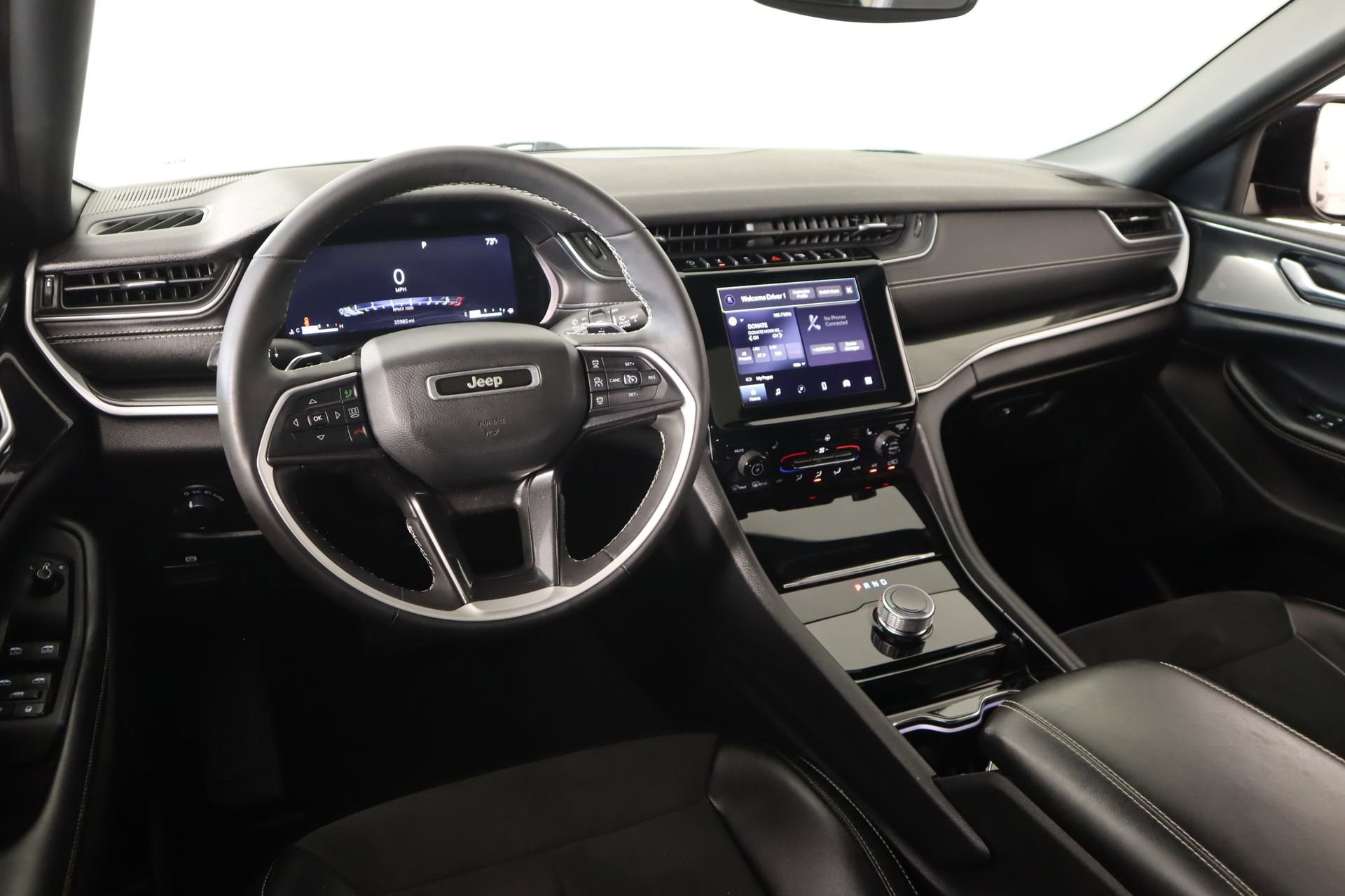 Used 2023 Jeep Grand Cherokee L Laredo image 2