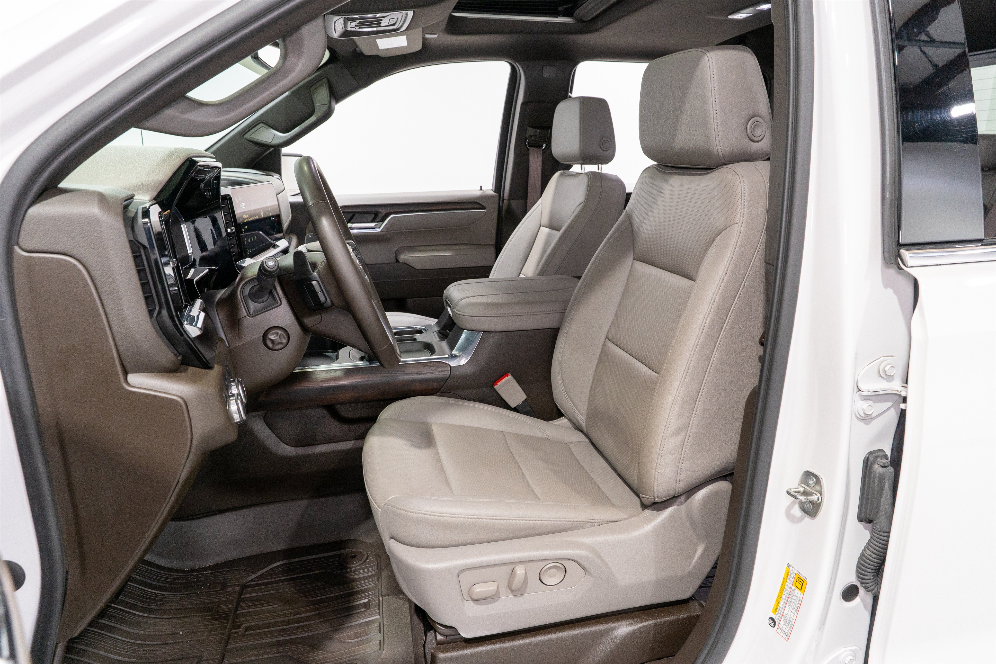 Used 2024 GMC Sierra 1500 SLT w/ SLT Convenience Package AWD/4WD image 17