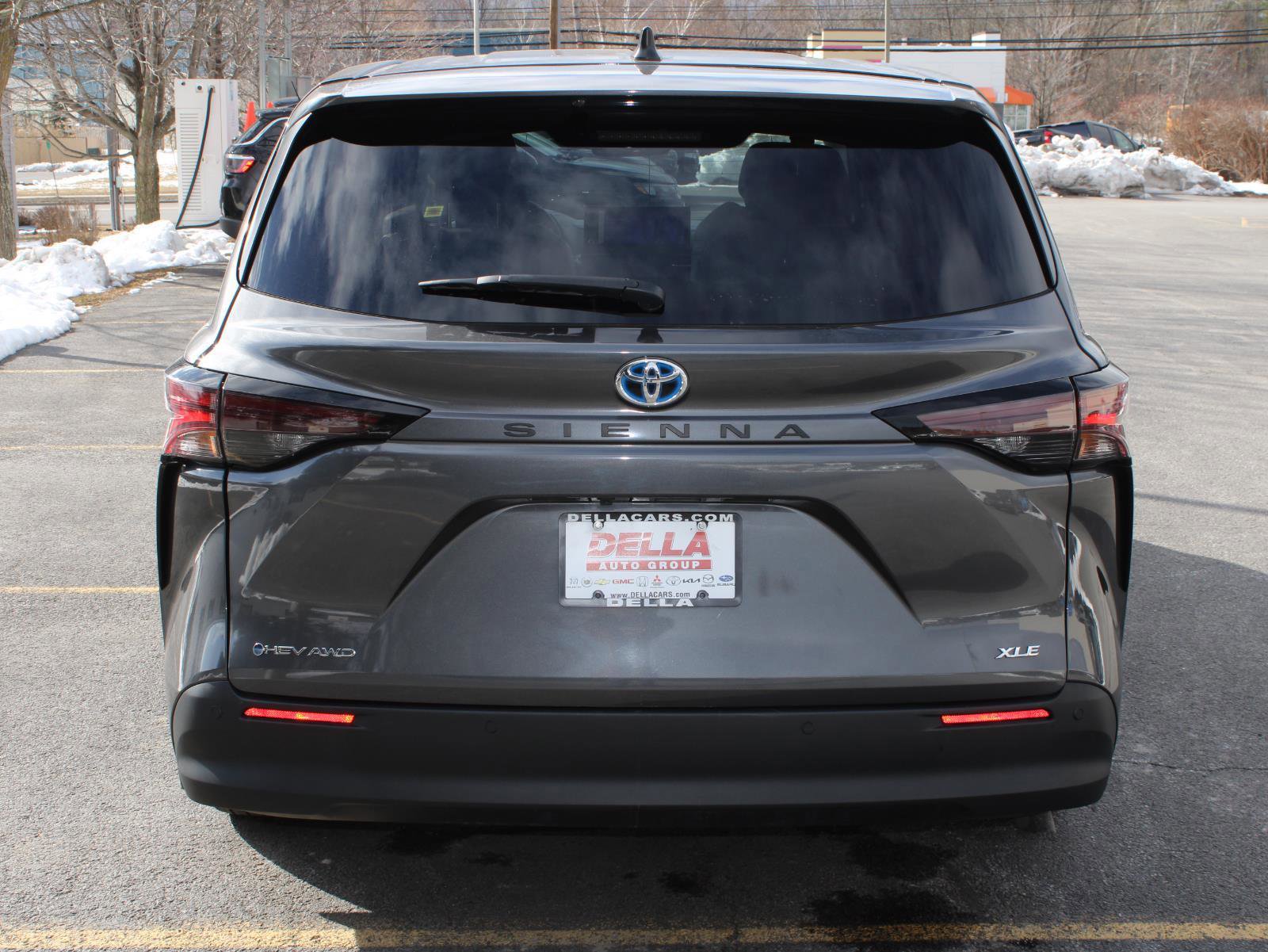 Used 2025 Toyota Sienna XLE image 6