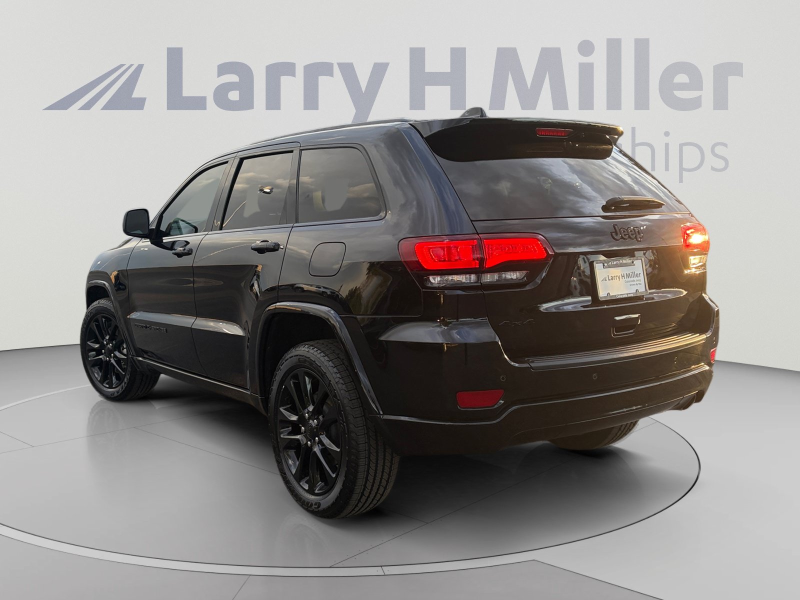 Used 2021 Jeep Grand Cherokee Laredo X AWD/4WD image 3