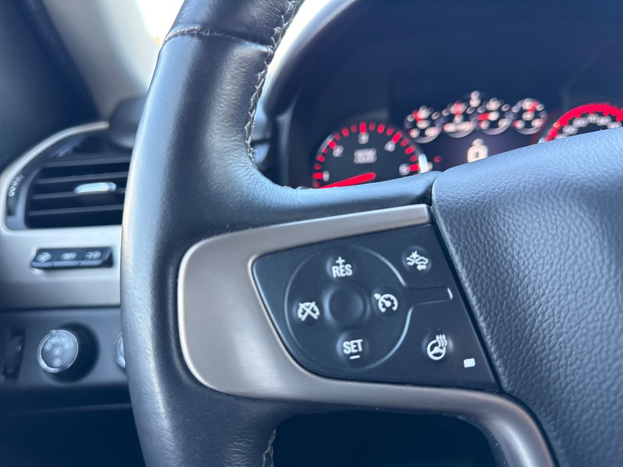 Used 2015 GMC Yukon XL Denali w/ Premium Package image 32