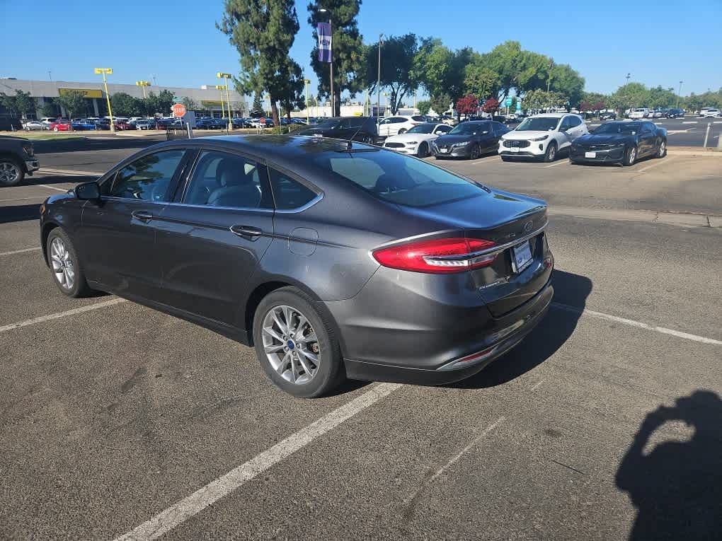 Used 2017 Ford Fusion SE FWD image 5