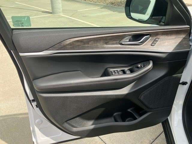 New 2026 Jeep Grand Cherokee Limited w/ Luxury Tech Group II AWD/4WD image 9