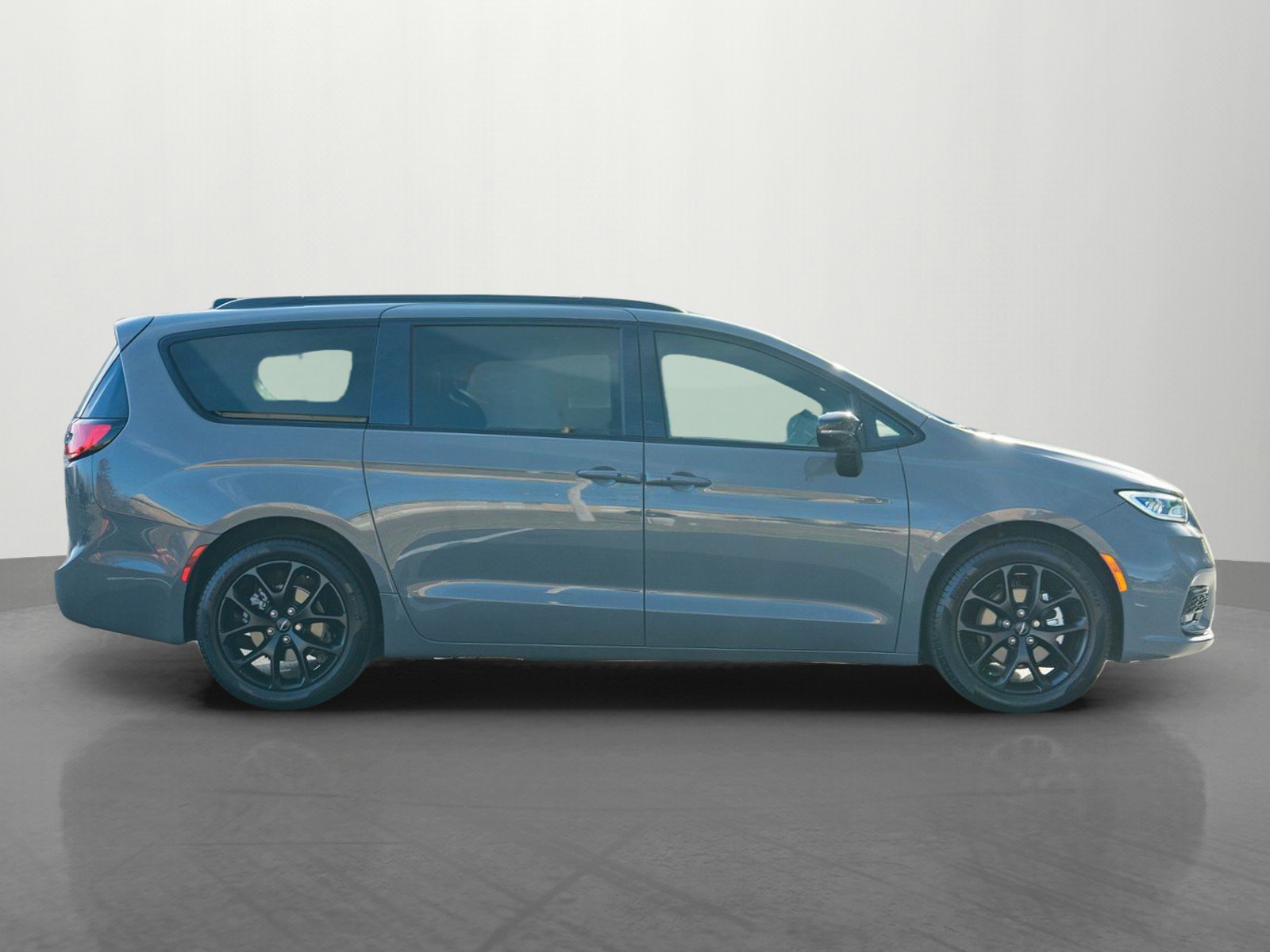 Used 2024 Chrysler Pacifica Touring-L w/ S Appearance Package image 8