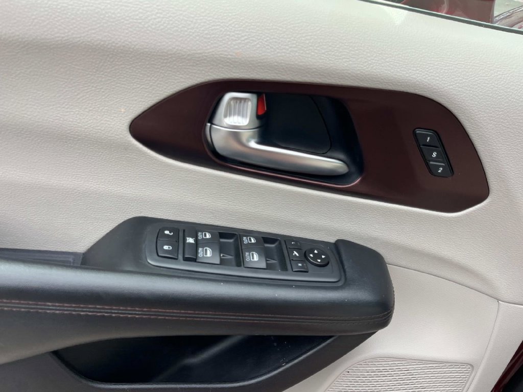 Used 2020 Chrysler Pacifica Limited FWD image 33