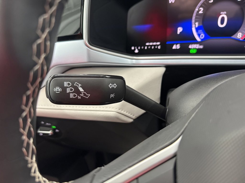 Certified 2025 Volkswagen Taos SE image 17