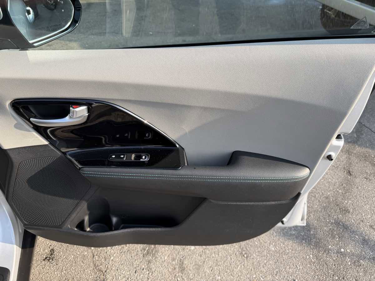 Used 2018 Kia Niro EX image 21