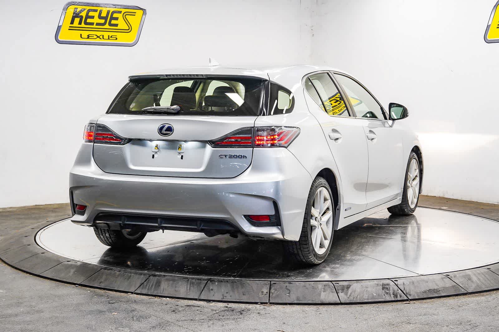 Used 2015 Lexus CT 200h w/ Navigation Package FWD image 4