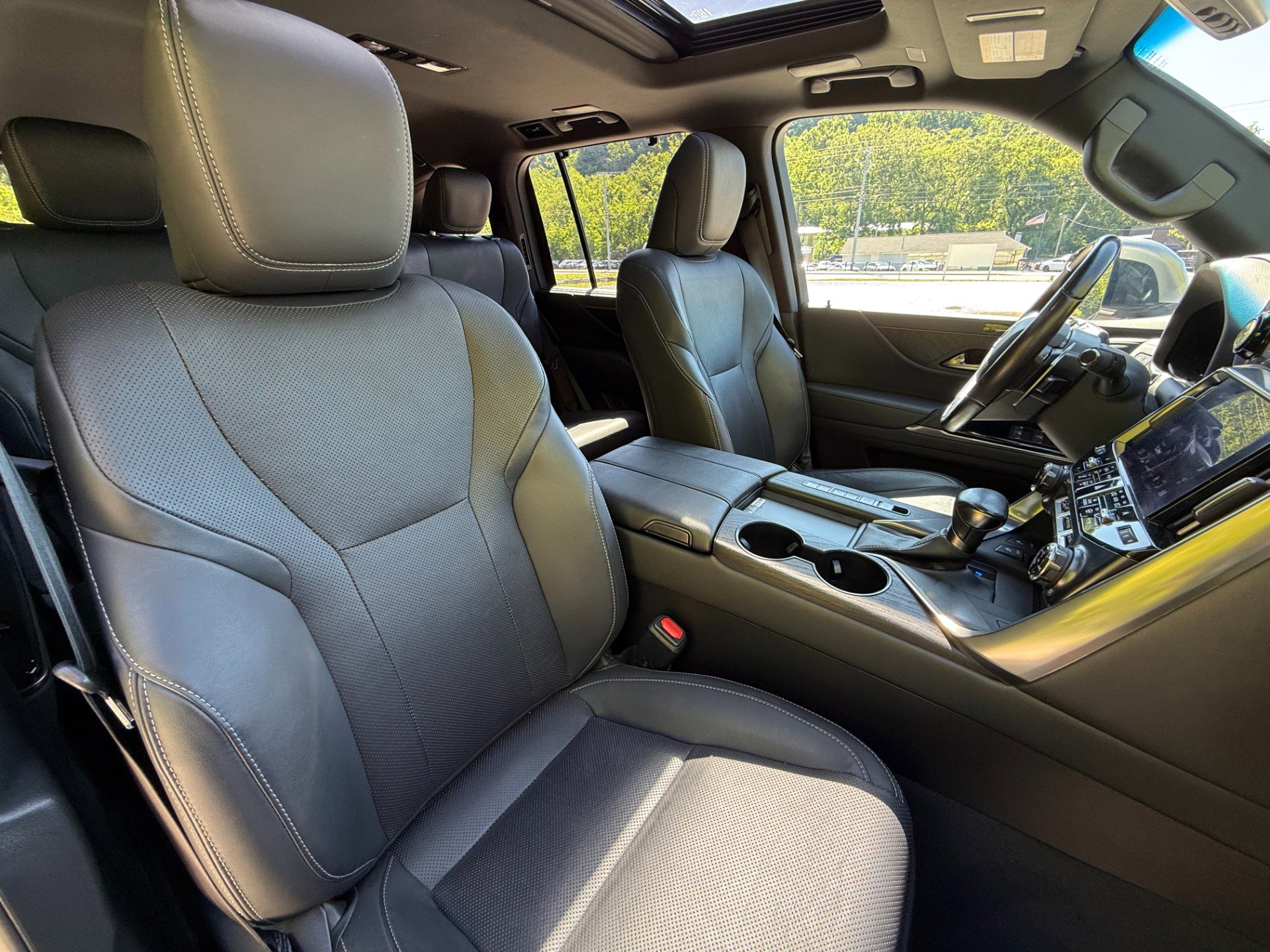 Used 2023 Lexus LX 600 4WD w/ Luxury Package image 17