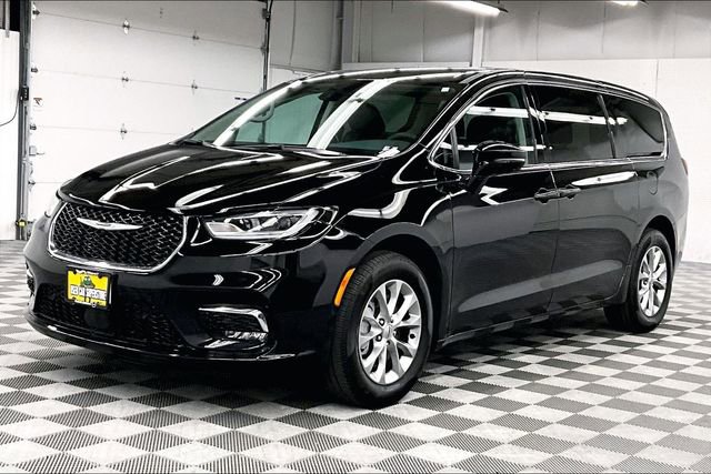 Used 2024 Chrysler Pacifica Touring-L image 12