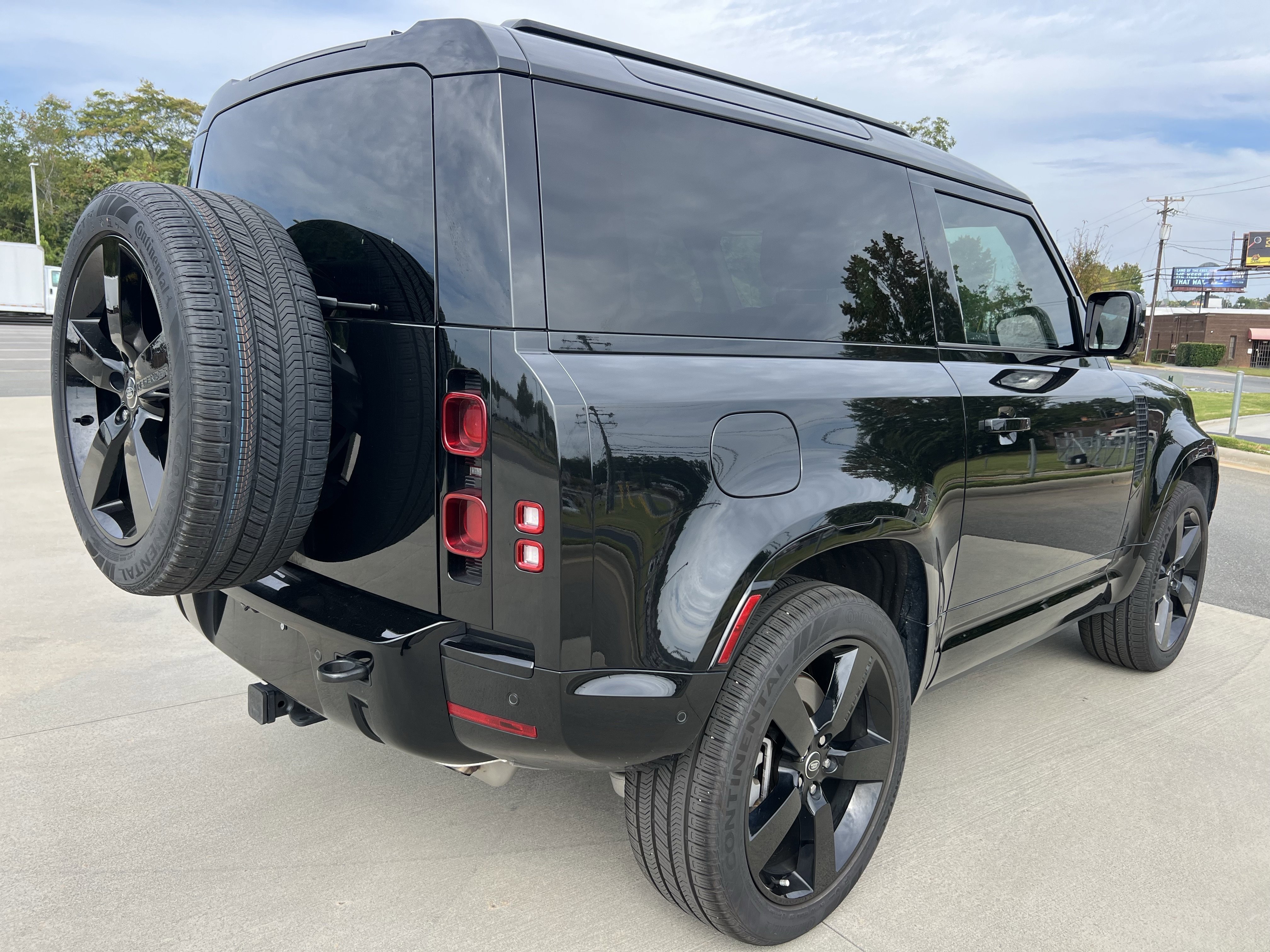 Used 2024 Land Rover Defender 90 X-Dynamic SE image 7
