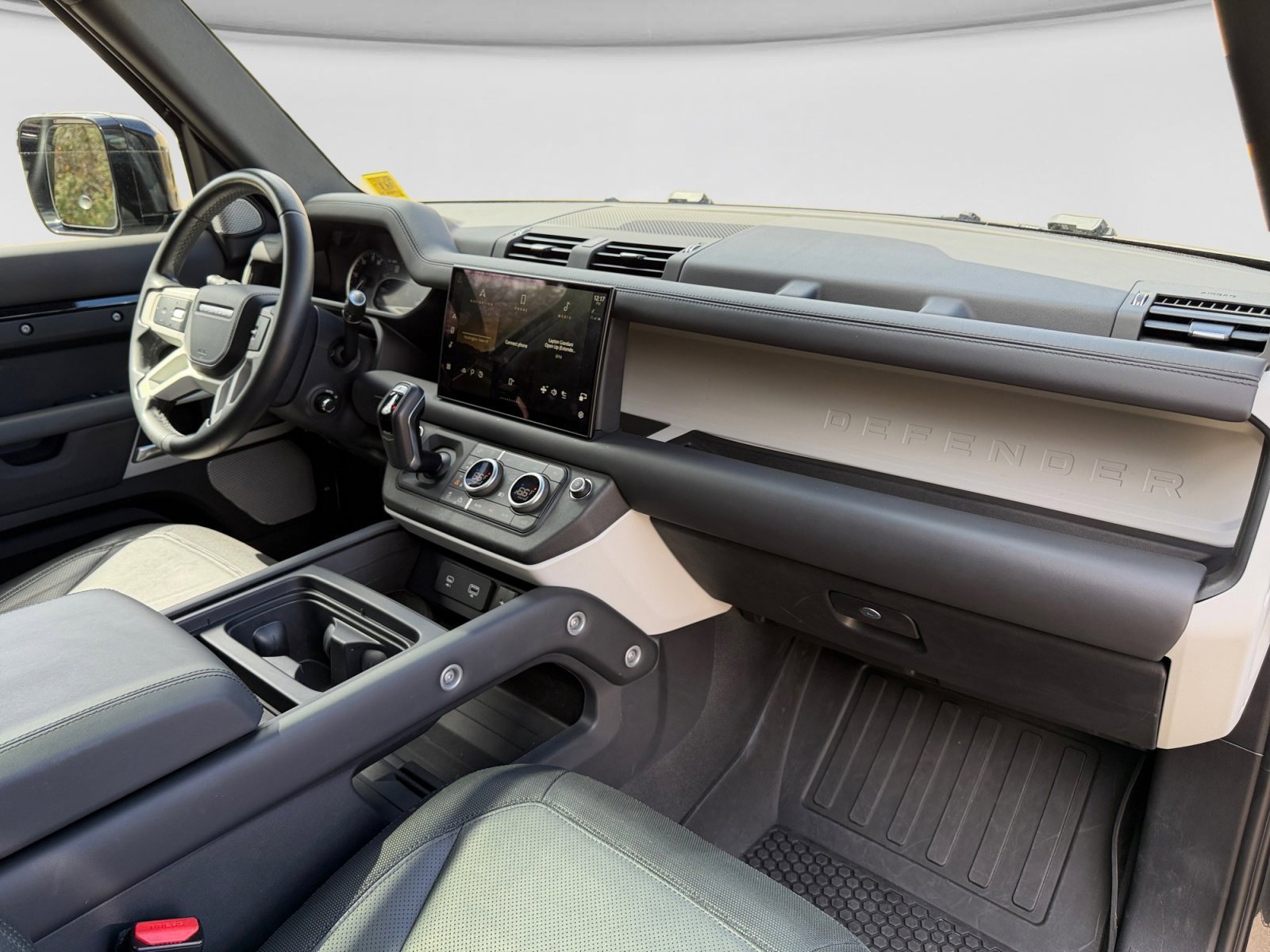 Used 2023 Land Rover Defender 130 X-Dynamic SE image 23