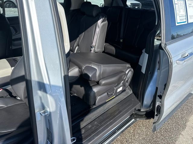 Used 2022 Kia Carnival LX image 24