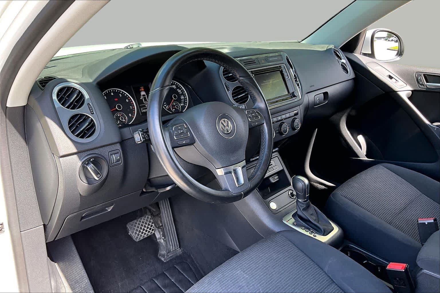 Used 2018 Volkswagen Tiguan Limited w/ Premium Package AWD/4WD image 16