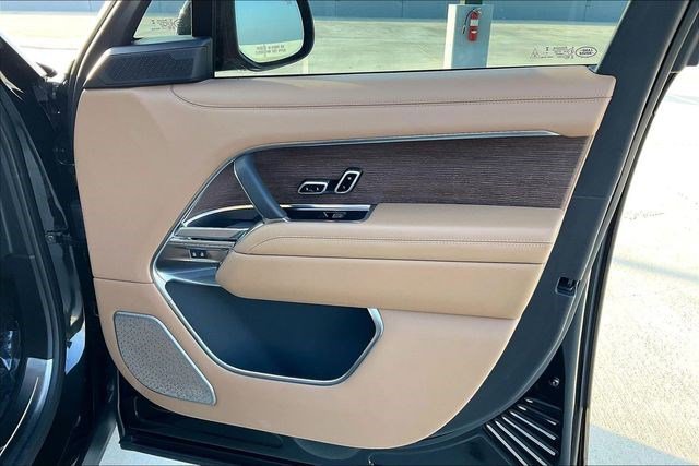 Used 2025 Land Rover Range Rover Long Wheelbase Autobiography image 29