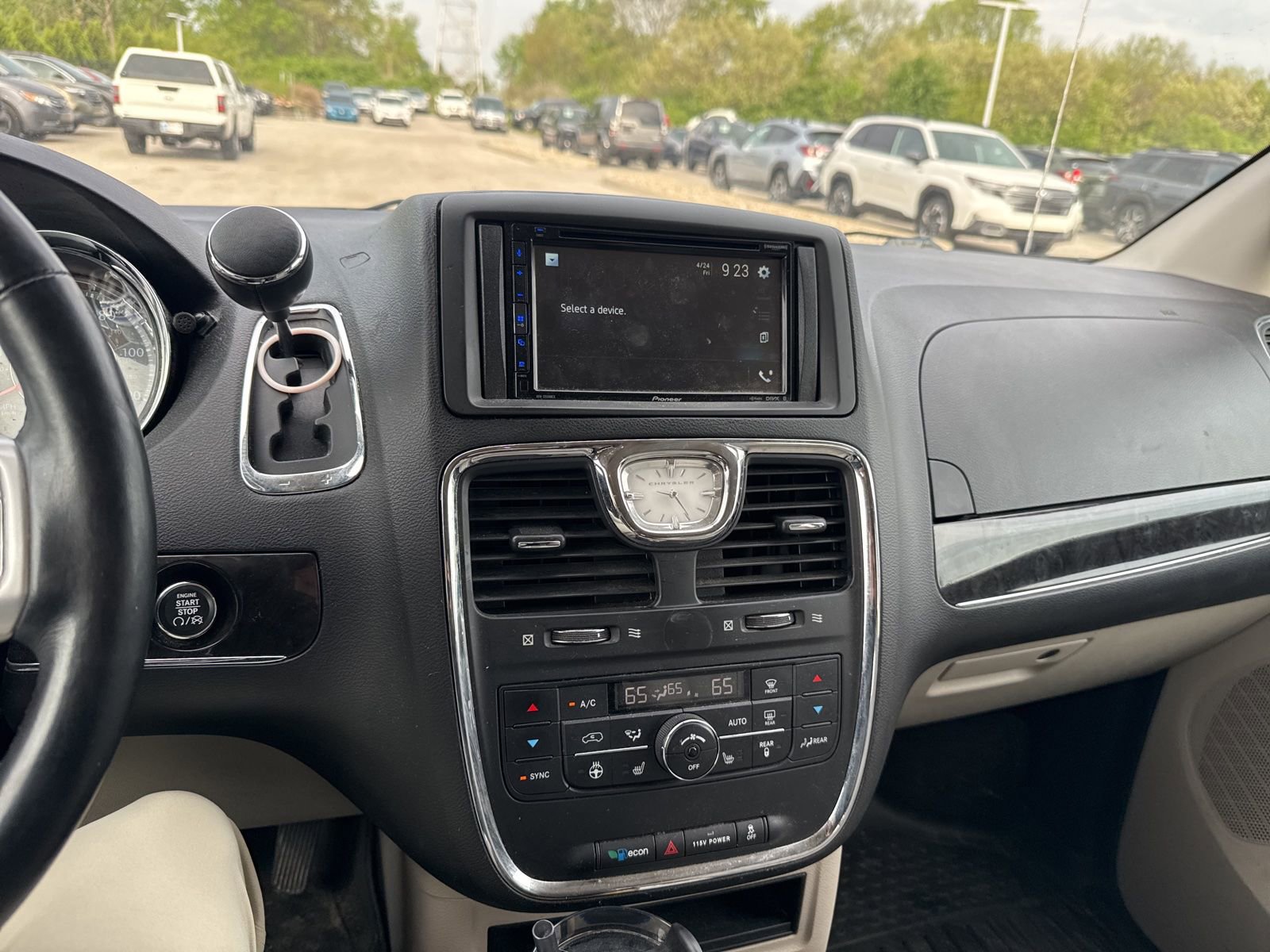 Used 2016 Chrysler Town & Country Touring-L w/ Driver Convenience Group FWD image 14