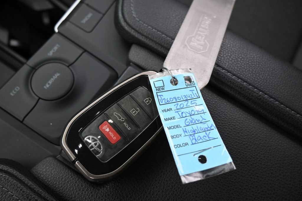Used 2025 Toyota Grand Highlander FWD image 23