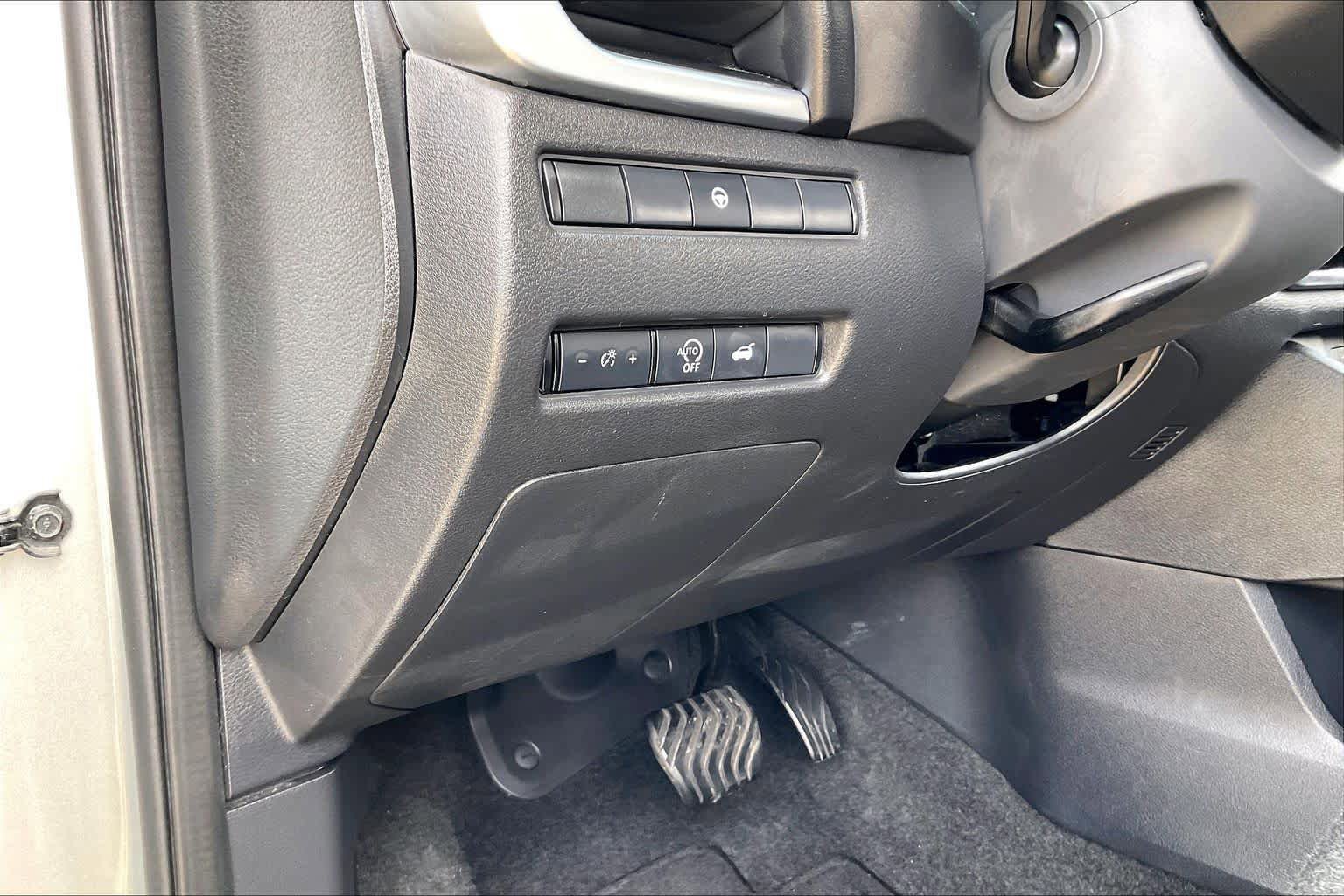 Used 2025 Nissan Rogue SV FWD image 32