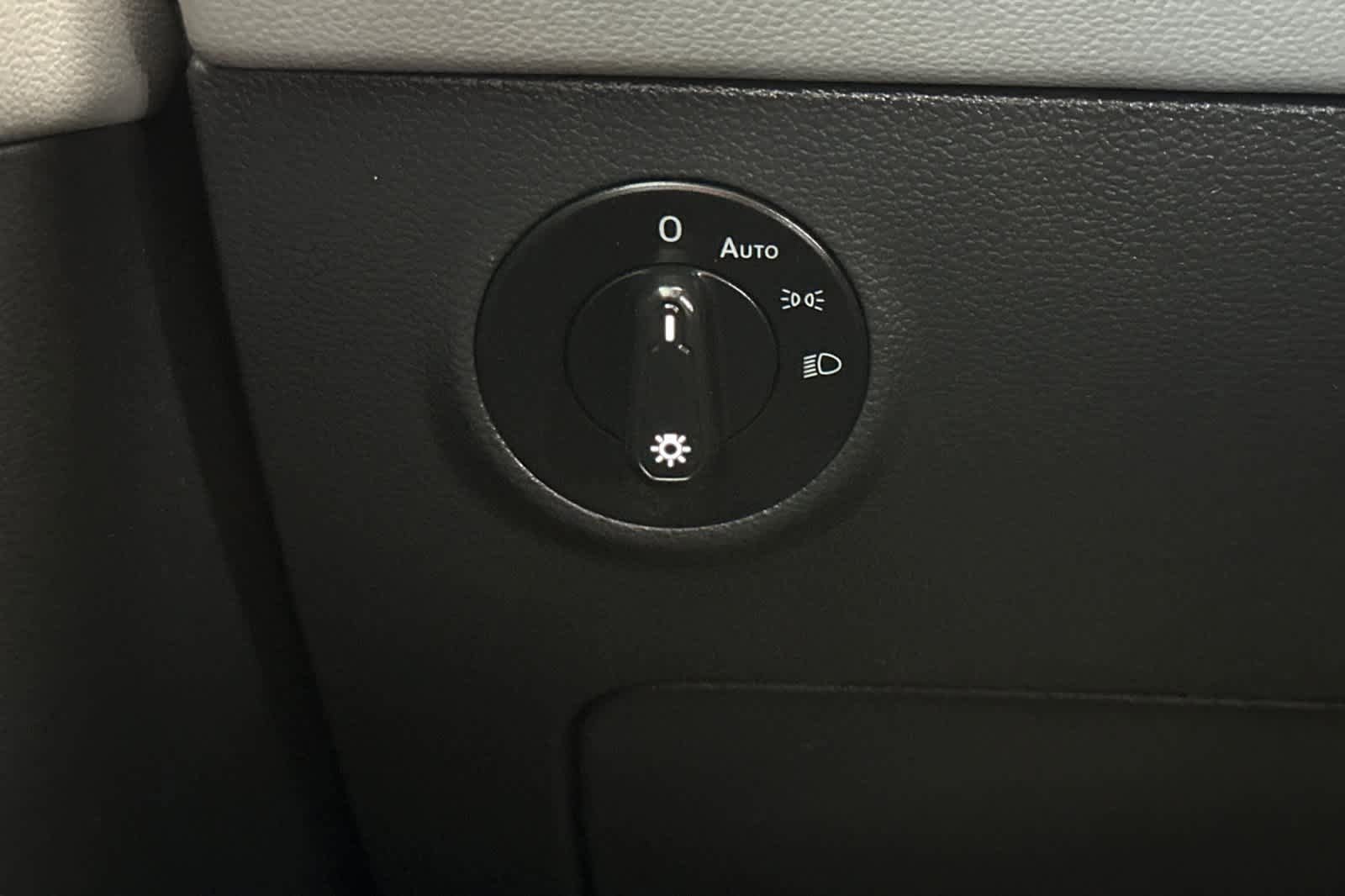 Used 2024 Volkswagen Taos SE w/ Panoramic Sunroof Package FWD image 30