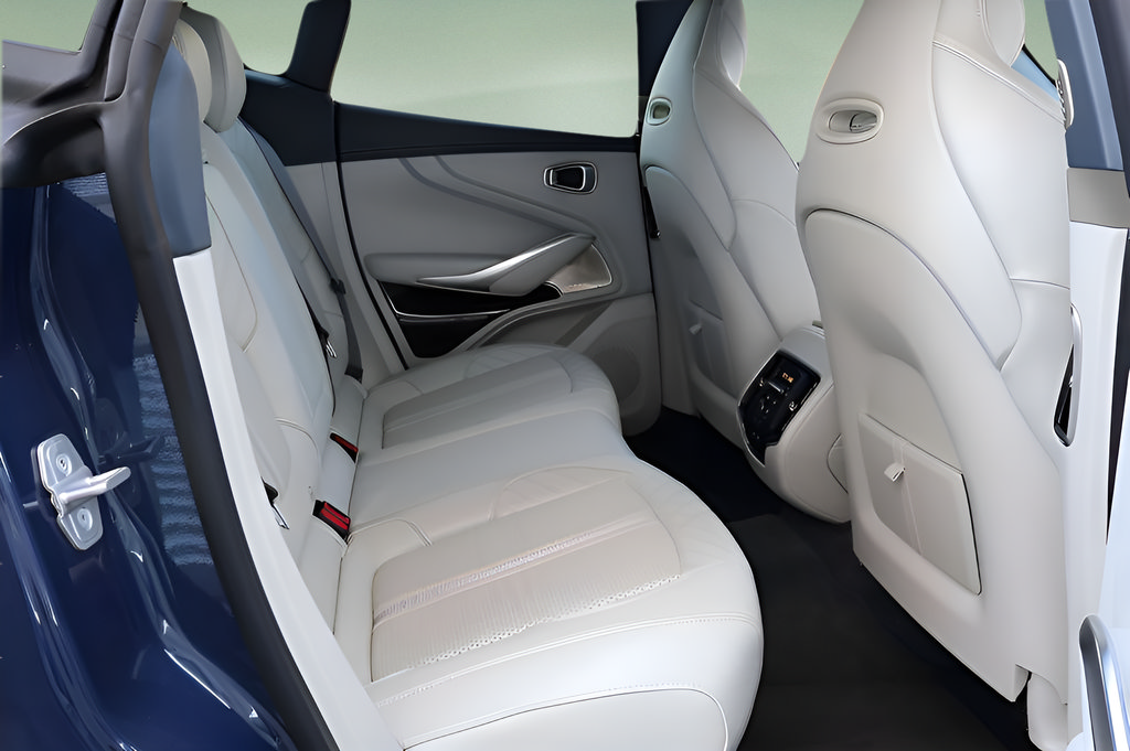 Used 2025 Aston Martin DBX 707 AWD/4WD image 19