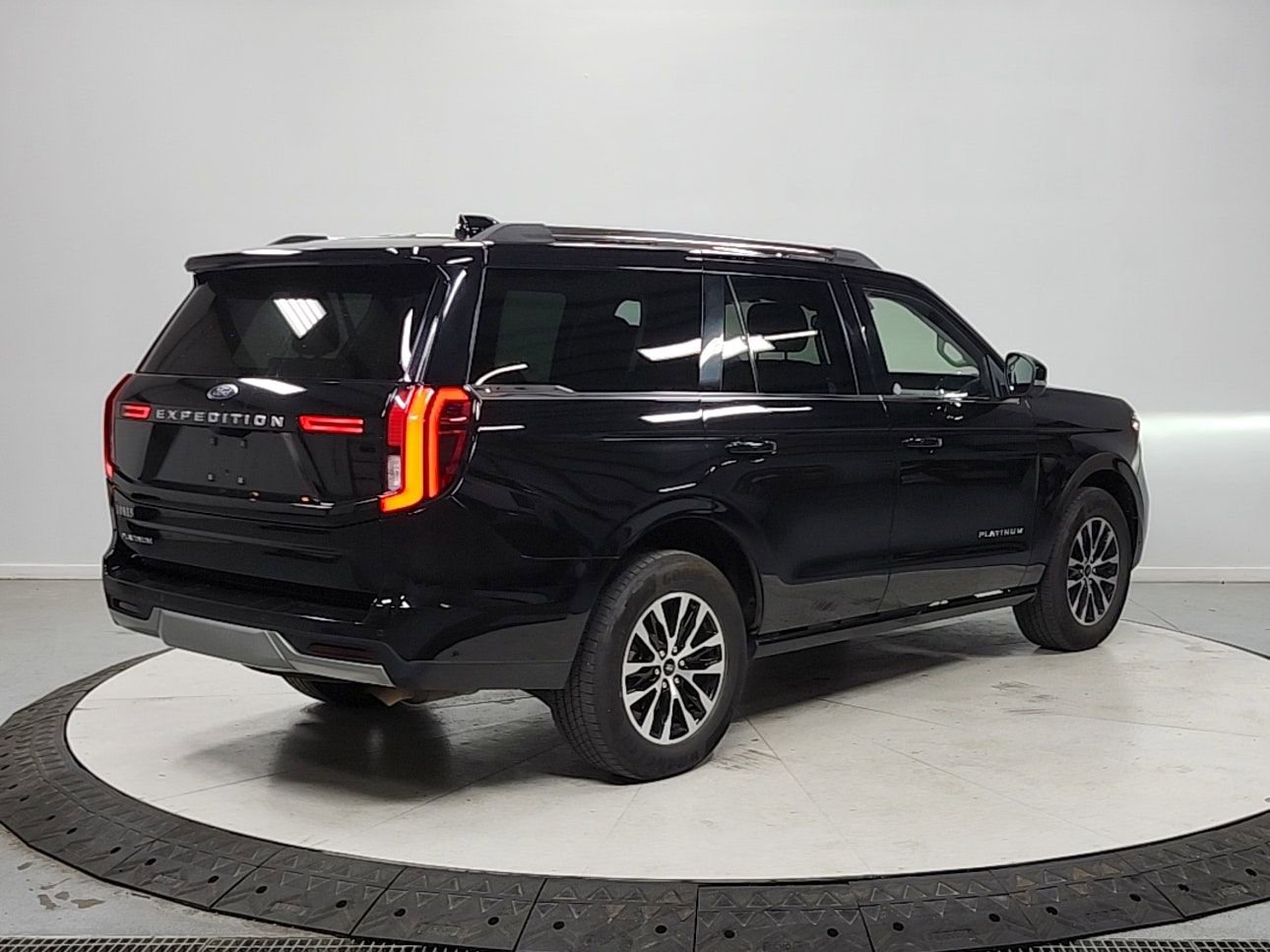 Used 2025 Ford Expedition Platinum image 7