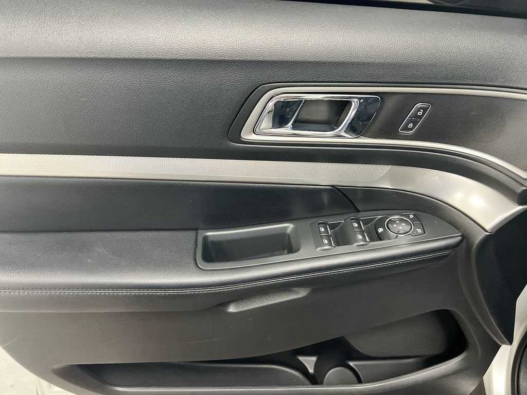 Used 2017 Ford Explorer XLT AWD/4WD image 20