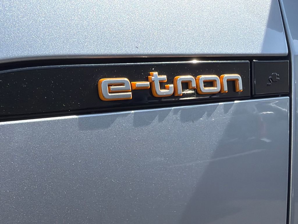 Used 2023 Audi e-tron Premium Plus w/ Premium Plus Package AWD/4WD image 12
