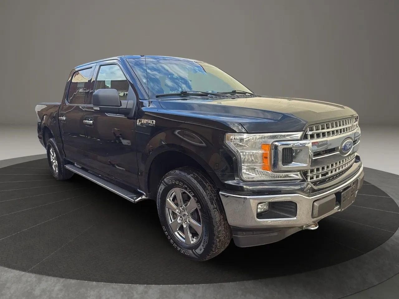 Used 2018 Ford F150 XLT w/ Equipment Group 302A Luxury image 3
