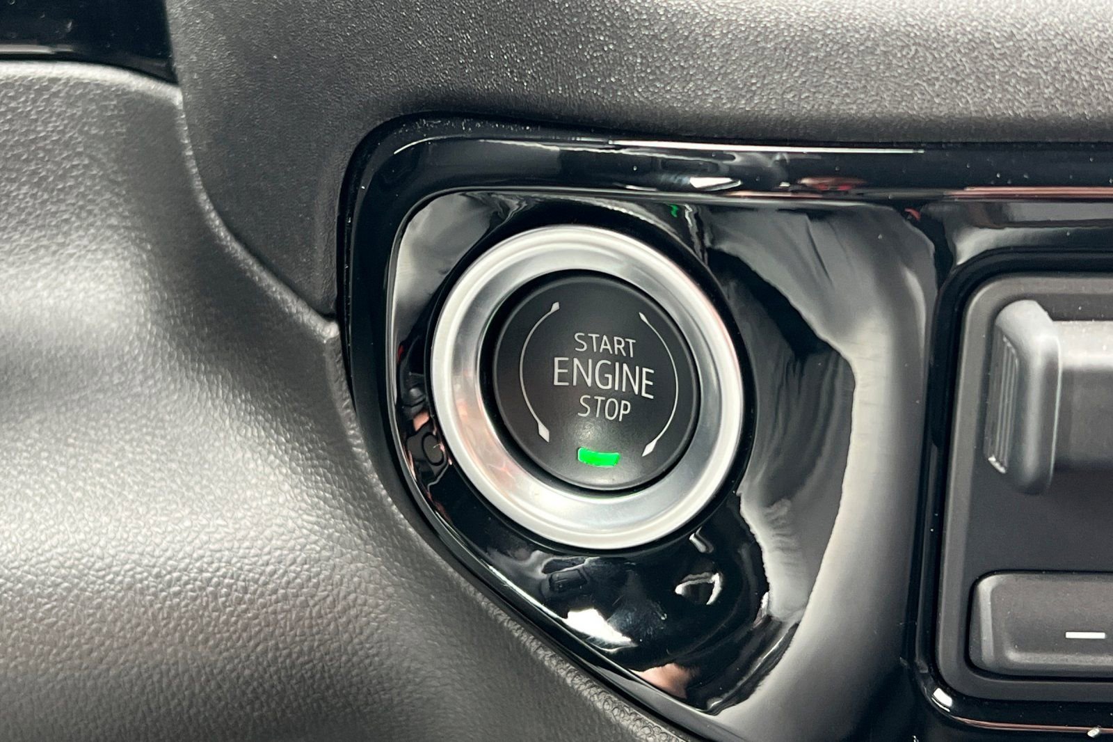 Used 2025 GMC Sierra 1500 SLE image 30