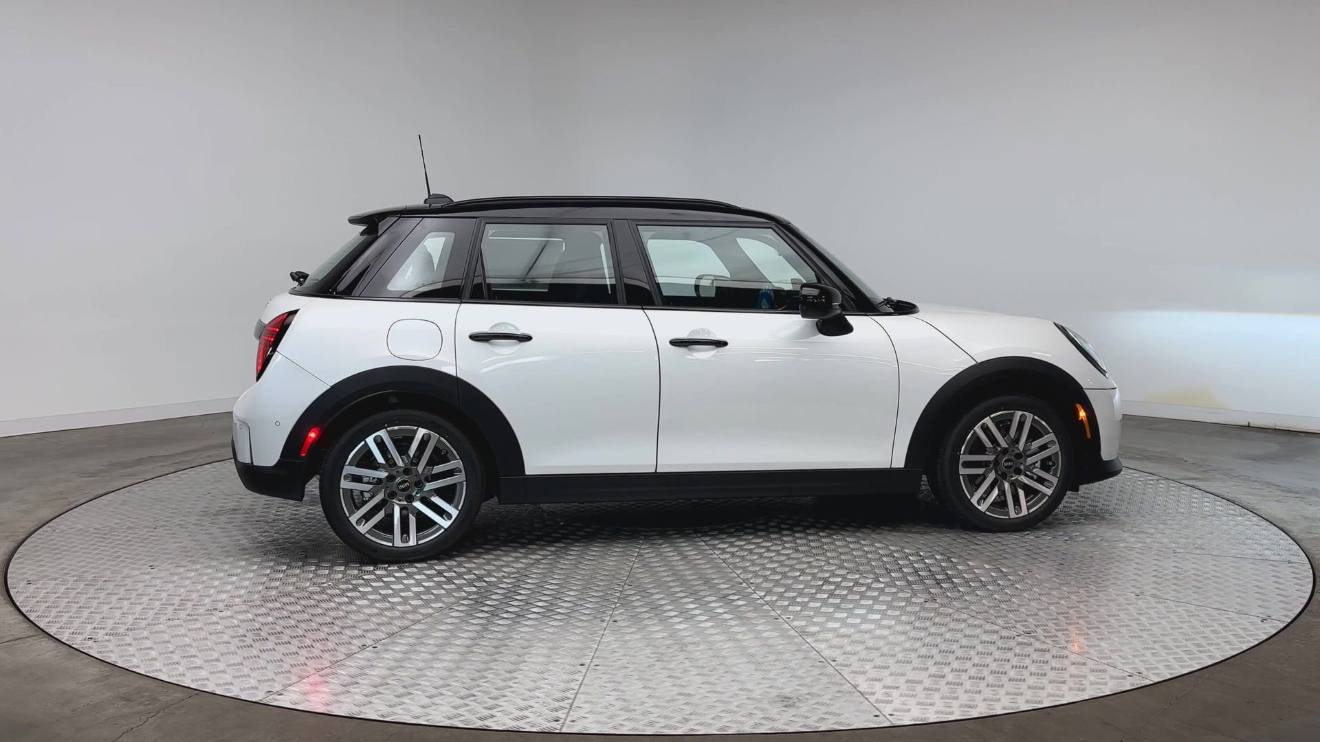 New 2026 MINI Cooper 4-Door Hardtop image 9