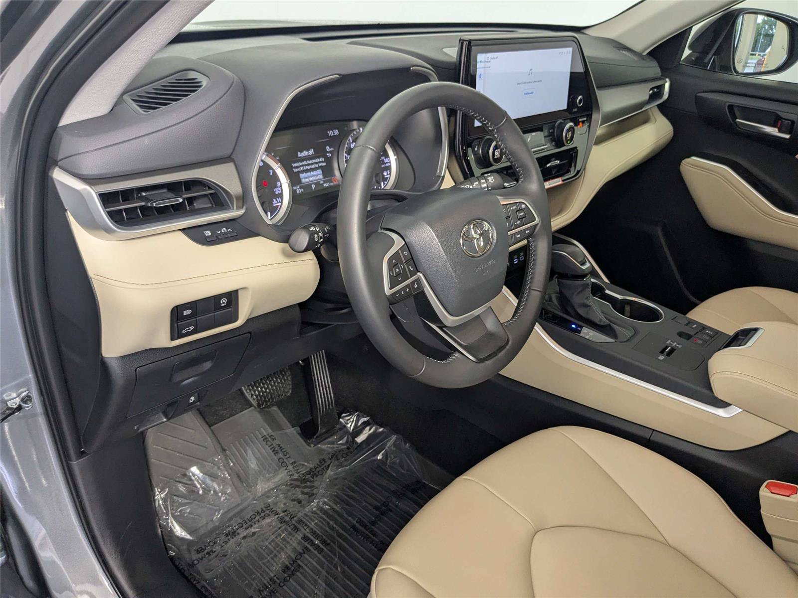 Certified 2025 Toyota Highlander XLE FWD image 14