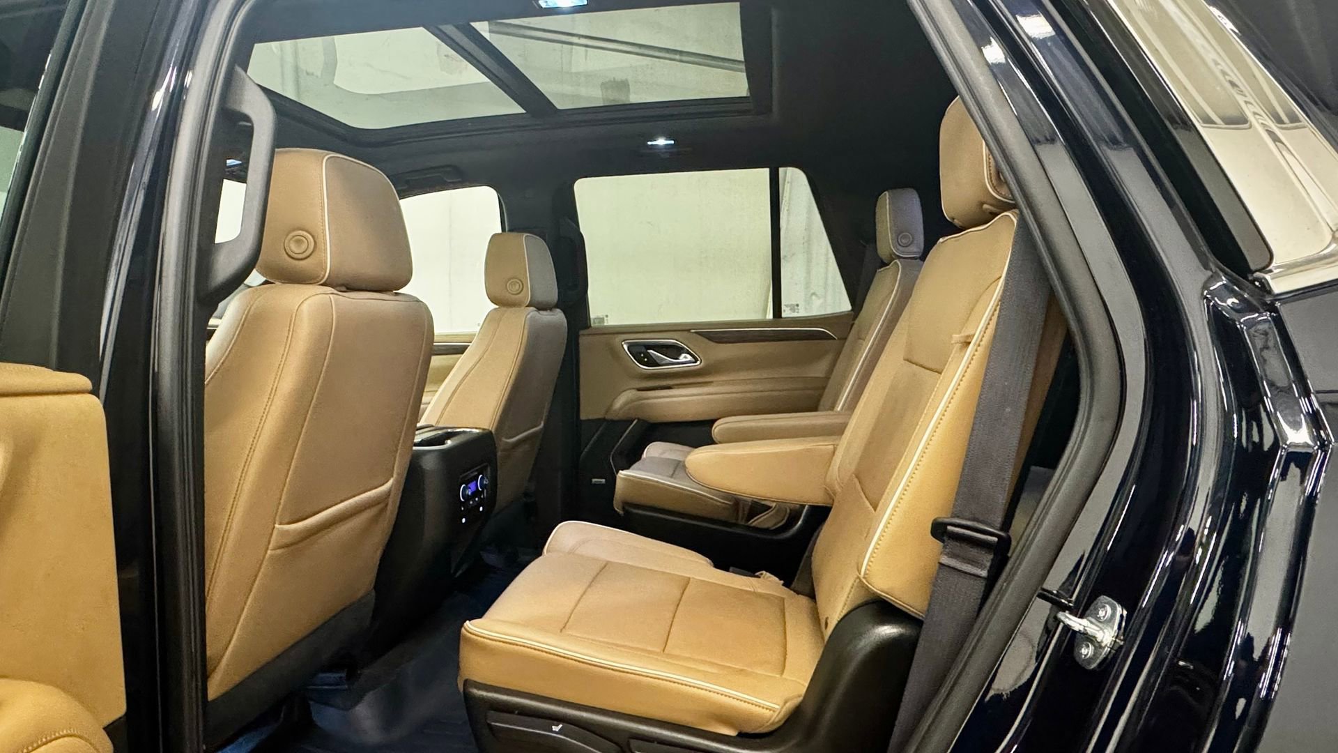 Used 2021 Chevrolet Tahoe Premier w/ Premium Package RWD image 30