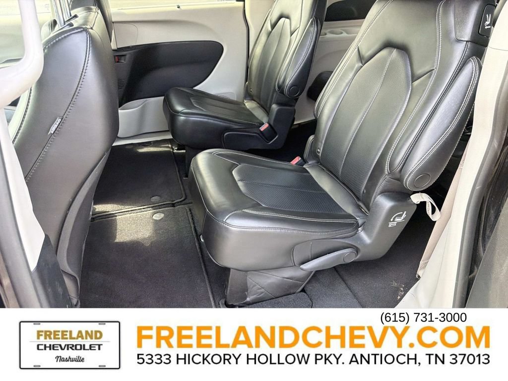 Used 2023 Chrysler Pacifica Touring-L FWD image 16