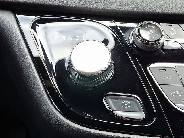 Used 2025 Chrysler Pacifica Select image 15